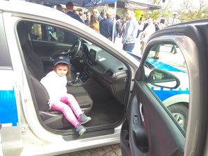 dziecko wysiadające z samochodu
