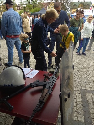 policjantka pokazuje dziecku sprzęt służbowy