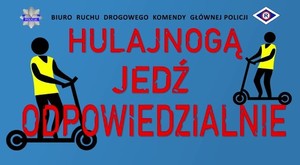 Dwie postaci na hulajnogach. Na środku napis HULAJNOGĄ JEDŹ ODPOWIEDZIALNIE. Na górze napis Biuro Ruchu Drogowego Komendy Głównej Policji i logo ruchu drogowego tj. romb wewnątrz którego znajduje się litera R