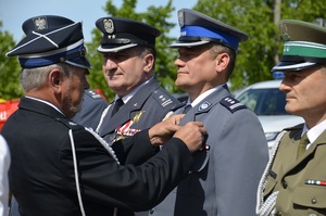 członek Zarządu Oddziału Wojewódzkiego ZOSP RP wręcza medal Komendantowi Miejskiemu Policji