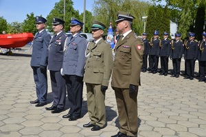 Komendant Miejski Policji w Białej Podlaskiej w towarzystwie przedstawicieli innych służb