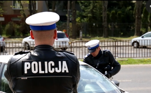 policjanci Wydziału Ruchu Drogowego kontrolują pojazd