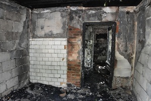 wnętrze spalonego domu