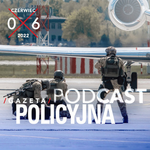 Trzej policyjni kontrterroryści na płycie lotniska, w tle widoczne skrzydło i silnik samolotu." Napis podcast Gazeta Policyjna