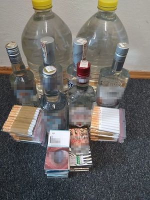 butelki z alkoholem oraz paczki papierosów bez polskich znaków skarbowych akcyzy