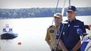 Komendant Wojewódzki Policji w Lublinie z przedstawicielem innej służby podczas briefingu