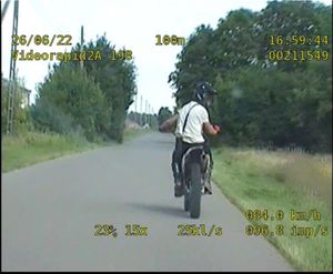 kadr z videorejestratora. Nastolatek jadący motocyklem