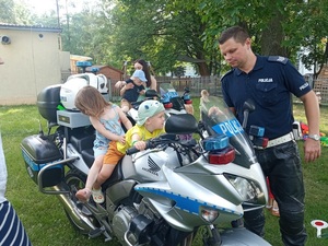 policjant z dziećmi siedzącymi na motocyklu