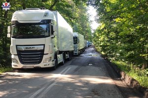 ciężarówki w kolejce