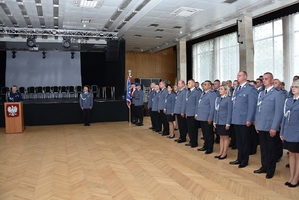 policjanci podczas uroczystej zbiórki
