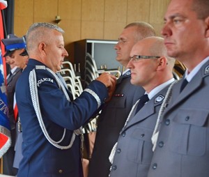 Komendant wojewódzki wręcza odznaczenie