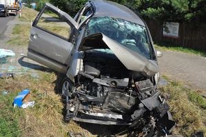 zniszczony samochód leżący w rowie