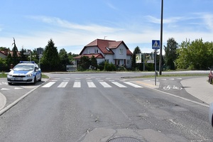 radiowóz stojący przy przejściu dla pieszych i przejeździe dla rowerów