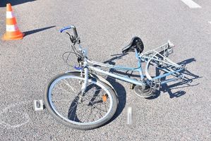 rower leżący na ulicy