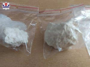 zbrylona substancja w woreczkach foliowych z zapięciem strunowym