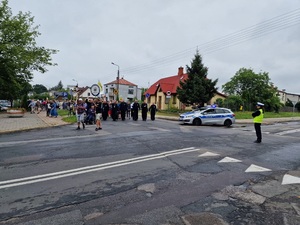 policjantka zabezpieczająca przemarsz pielgrzymki pieszej