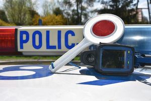 tarcza do zatrzymywania pojazdów i miernik prędkości leżące na dachu radiowozu