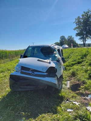 uszkodzony samochód stojący na poboczu