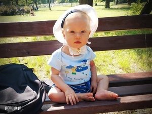 małe dziecko siedzące na ławce