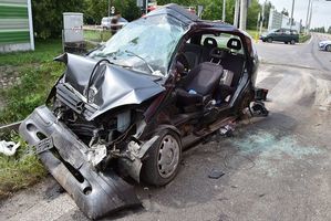 uszkodzony samochód marki mercedes stojący na poboczu