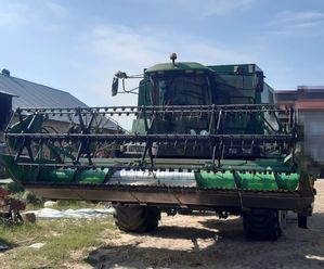 stojący kombajn zbożowy