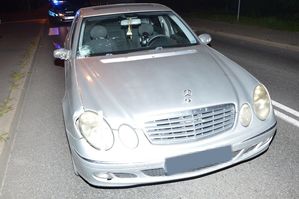 samochód stojący za przejściem dla pieszych. Za nim widoczny fragment radiowozu