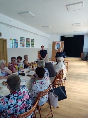 policjantki podczas pogadanki z seniorami
