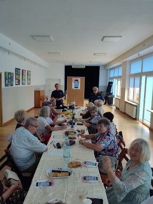 seniorzy podczas spotkania z fukcjonariuszami