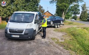 policjant Wydziału Ruchu Drogowego przeprowadzający kontrolę drogową kierowcy busa