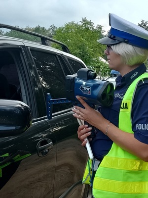 policjantka ruchu drogowego podczas kontroli drogowej.