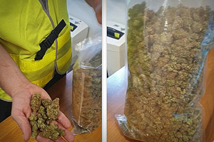 dwa zdjęcia. Na jednym policjant w kamizelce pokazuje susz roślinny, na drugim foliowy worek  marihuaną