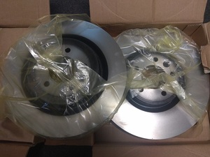 tarcze hamulcowe leżące na tekturowym pudełku