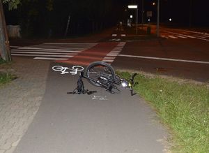 rower i hulajnoga elektryczna leżące na ścieżce rowerowej