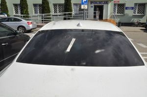 fragment samochodu ze śladem obuwia na szybie