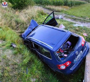 rozbity samochód w kolorze bordo stojący na poboczu
rozbity pojazd Volkswagen w kolorze niebieskim leżący w rowie
rozbity pojazd przy słupie energetycznym