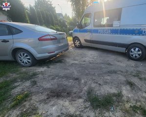 samochód stojący przy radiowozie