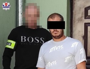 rozbity wrak pojazdu
policjant wyprowadzający podejrzanego