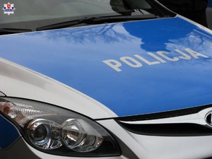 fragment radiowozu z napisem Policja