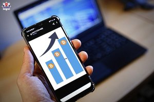 zdjęcie telefonu z widocznymi na wyświetlaczu wykresami