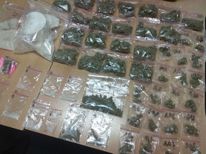 zabezpieczone narkotyki zapakowane w worki foliowe i ułożone na stole