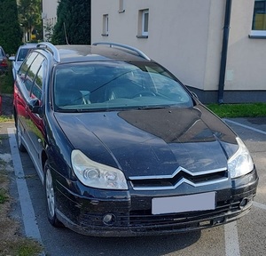samochód stojący na parkingu