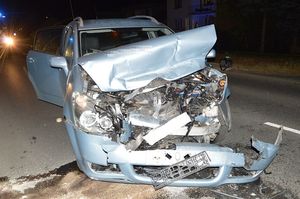 uszkodzony samochód stojący na ulicy