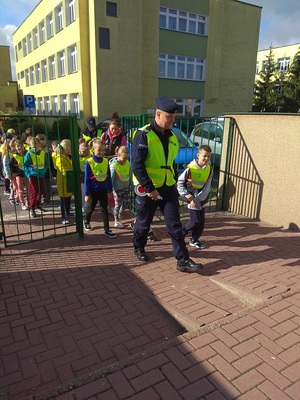 policjant idzie z dzećmi