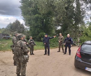 policjanci i żołnierze podczas ćwiczeń