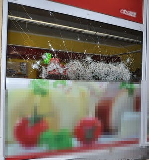 uszkodzona szyba w witrynie