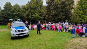 policjanci podczas pogadanki z dziećmi