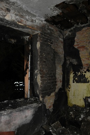 fragment spalonego pomieszczenia