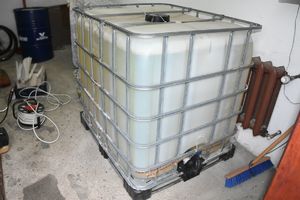 olej napędowy znajdujący się w plastikowej skrzyni