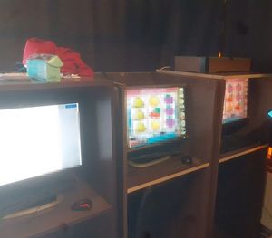 monitory zabezpieczonych komputerów, na których widoczne są włączone gry