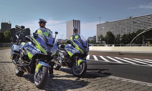 patrol policjantów ruchu drogowego przy motocyklach